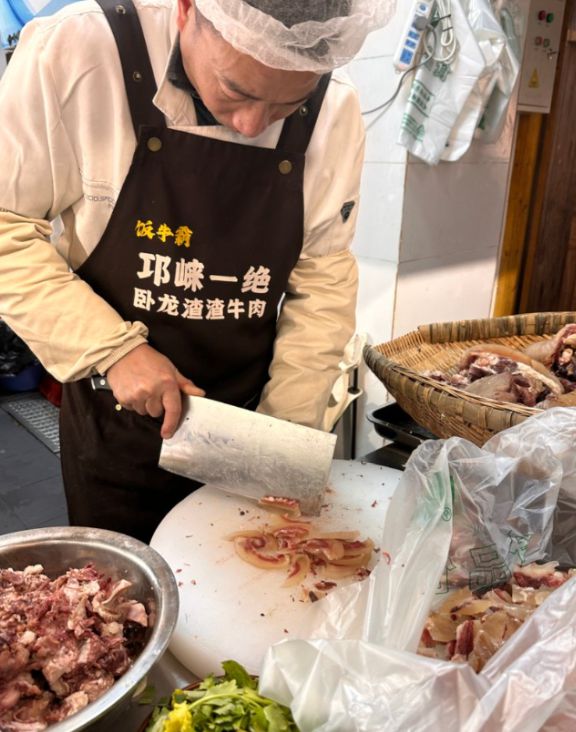 荣登2025成都“熊猫美食推荐榜”pg模拟器试玩喜报！饭牛霸渣渣牛肉(图2)