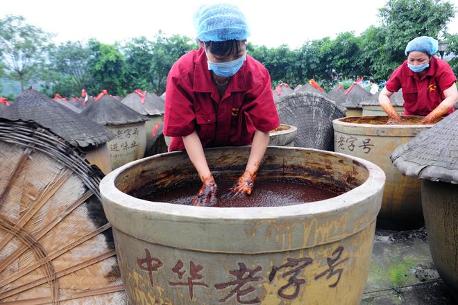 百年匠心酿岁月 薪火相传谱新篇pg电子免费模拟器江津酿造:(图4) 百年匠心酿岁月 薪火相传谱新篇pg电子免费模拟器江津酿造:(图4)