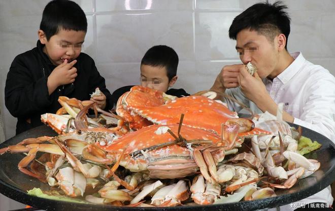 蟹再婚老伴全煮了还叫来了儿孙6口人pg模拟器女儿给我寄了24只大闸(图3)