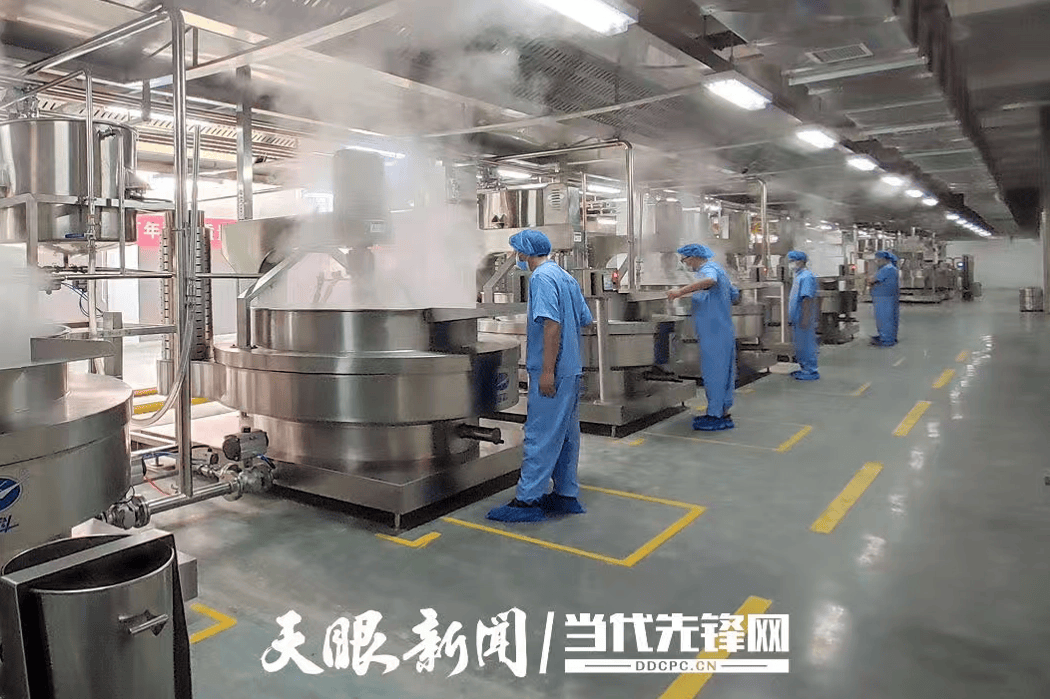 【新春走基层】车间飘香年味足 红满坡坚守一线“辣”出新春开门红(图1) 【新春走基层】车间飘香年味足 红满坡坚守一线“辣”出新春开门红(图1)