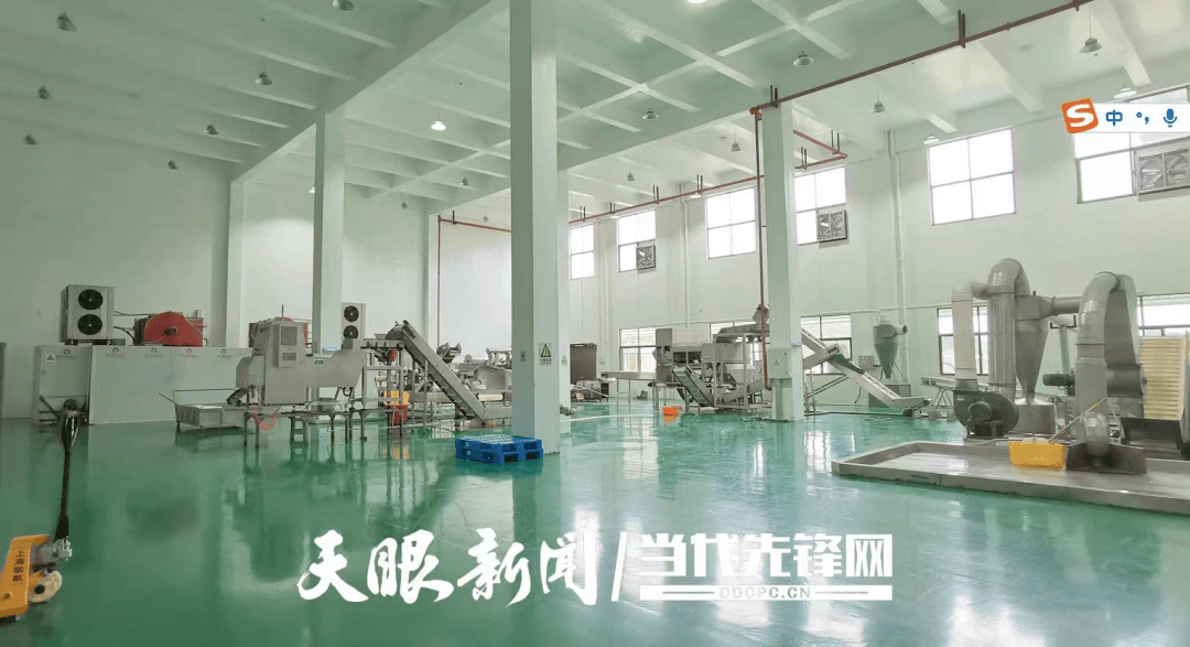 【新春走基层】车间飘香年味足 红满坡坚守一线“辣”出新春开门红(图2) 【新春走基层】车间飘香年味足 红满坡坚守一线“辣”出新春开门红(图2)